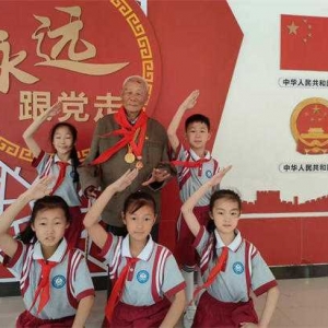 唐河县第六小学开展“聆听红军故事，传承红色基因”“五老”进校园主题活动