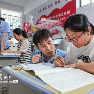 河南博爱：教师“摆摊” 答疑解惑