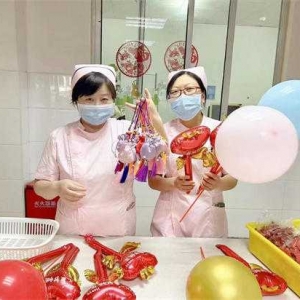 内乡县卫校附属医院儿科医务人员和患儿一起欢乐过六一