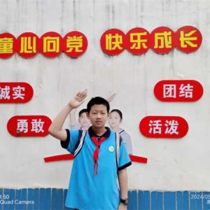 礼仪植于心  文明践于行---记唐河三小文明少年李子谦