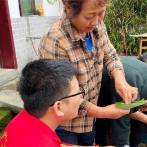 唐河县龙潭镇：巧手舞动 粽叶飘香