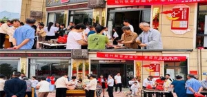 西峡县五里桥镇：葛营社区开展“粽叶飘香迎端午，幸福和谐邻里情”包粽子活动