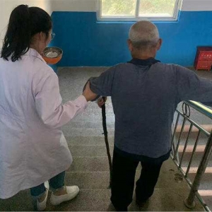 南召县小店乡卫生院：温暖传递，护士与老人的杯水之情