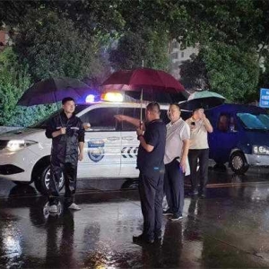 南阳市宛城区仲景街道：雨中“逆行”筑起安全堡垒  用爱守护彰显为民本色