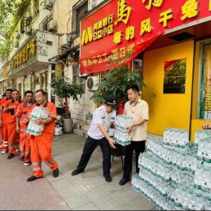 郑州：夏日关爱环卫工  酷暑为其送清凉