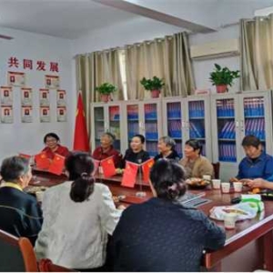 唐河县第二小学举行重阳节慰问退休教师活动