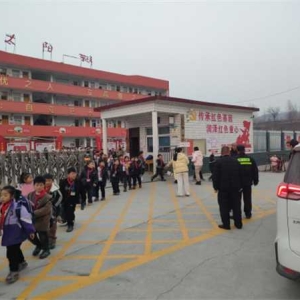 方城县四里店镇第一中心小学：坚守护学岗 温暖上学路
