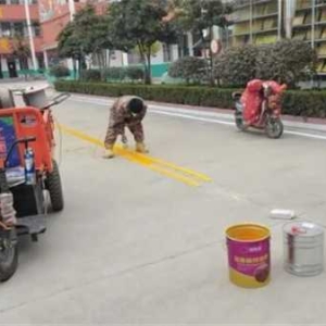 校园标线促安全，规则意识记心间—— 新甸铺镇一初中完善校园道路标志标线，“画”出平安校园