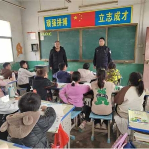 唐河县苍台镇郭庄小学开展法治宣讲活动