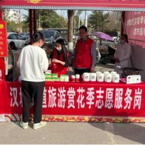河南新野：志愿红守护春日芬芳 暖心服务扮靓赏花季