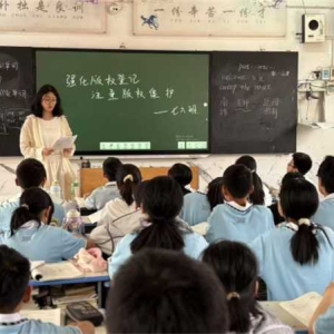 西峡县双龙镇第二初级中学举办“强化版权登记，注重版权保护”主题班会