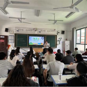 西峡县双龙二中：提灯映星河 携手共成长