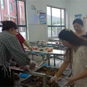 西峡县双龙二中：暖心聚餐鼓士气 凝心聚力战二模