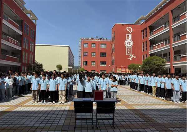 西峡县双龙二中:爱心凝聚 守望生命
