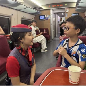 乘务人员热心 儿童平安归家———西安铁路客运段高铁二队暑期客运服务纪实