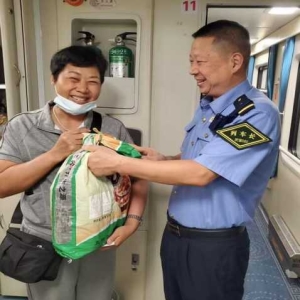 人民铁路为人民  拾金不昧暖人心 武汉客运段周口至北京车队优质服务纪实