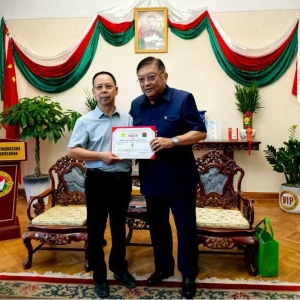 钧瓷珍品赠大使   豫鼎钧窑架起中马文化交流桥