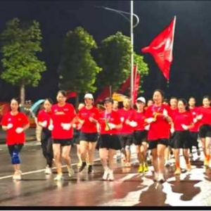 热血奔跑筑梦中国 方城龙城跑团彻夜接力献礼祖国76华诞