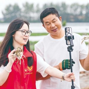 党员直播助力蟹农增收