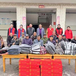 桐柏县回龙乡人大主席团开展重阳节慰问老人活动