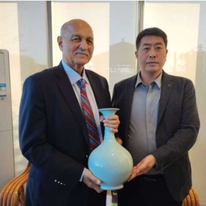 汝瓷国礼《竹节瓶》惊艳一带一路交流联谊会 获巴基斯坦政要收藏