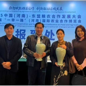 汝瓷梅瓶成国际友谊见证 泰国前副总理颇钦·蓬拉军收藏乾泽汝瓷作品