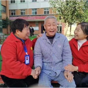 情暖夕阳红 服务暖人心——中鸿集团石龙区养老中心用心守护高龄与特困老人