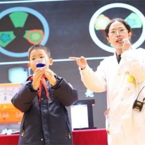 打造科普盛宴 点燃科学梦想——“奇趣科学课堂”馆校活动走进南阳市实验学校