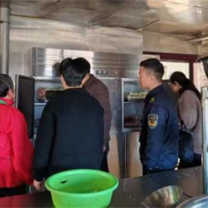 桐柏县城郊乡：“舌尖安全”不松懈！城郊乡突击检查食堂