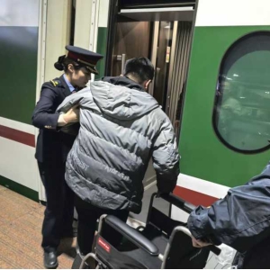 心里装着众旅客  牢记列车的安全