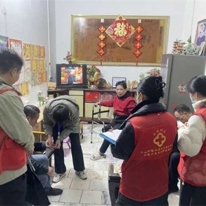 镇平卫校家庭医生夜访暖民心 惠民服务“零距离”守护健康