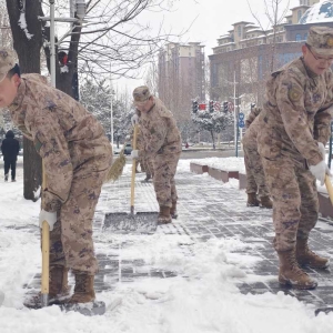 郑州市上街区人武部清雪保路绘就冬日暖心画卷