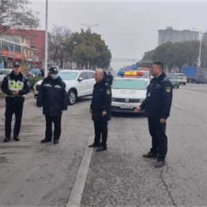 南阳市宛城区溧河街道：城管交警联合执法 整治违停乱象