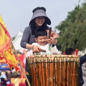 广西钦州：看戏击鼓 体验传统文化