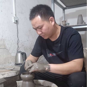 窑火淬炼匠心 十年奔赴青韵——记汝瓷青年匠人樊世恒