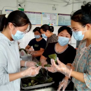 郏县长桥镇一中：粽香话端午 家校共育人