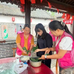 粽香传孝道   文明润冢头 ——郏县冢头镇端午佳节绘就敬老爱老新画卷