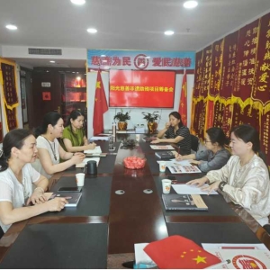 武汉师生代表向湖北省阳光慈善物资中心赠送锦旗