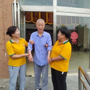 视老人如亲人 温情守护夕阳红——石龙区中鸿养老中心暖心服务获家属点赞